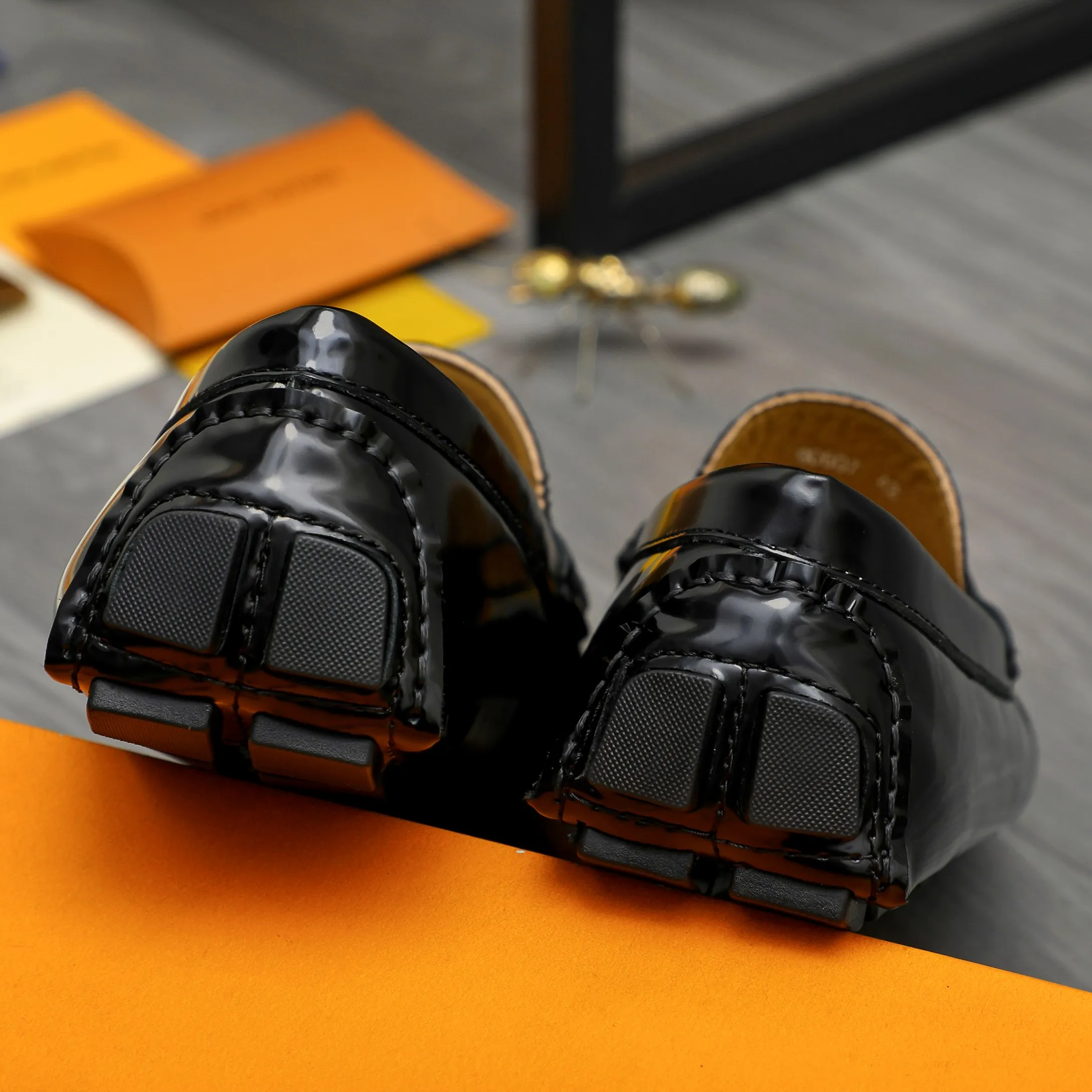 Men's shoes 💰p420 Product trademark: LV "Louis Vuitton" casual slip-on men's shoes Regular size: 38-44 Product materials: Selected classic print splicing patent leather upper, sheepskin lining, original rubber outsole